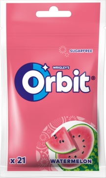 Różowa torebka gum do żucia Wrigley's Orbit Sugarfree Watermelon, 21 sztuk, widok z przodu, z kawałkami arbuza.