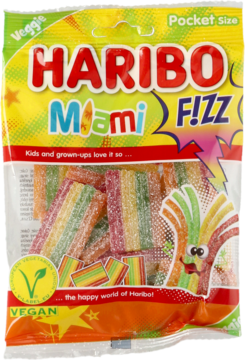 Haribo Miami F!ZZ, wegańskie żelki w tęczowe paski, w przezroczystej torebce, widok z przodu.