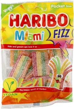 Haribo Miami F!ZZ, wegańskie żelki w tęczowe paski, w przezroczystej torebce, widok z przodu.