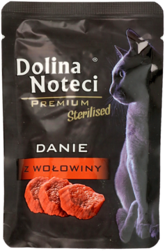 Czarna saszetka Dolina Noteci Premium Sterilised wołowina, karma dla kota z wizerunkiem kota, widok z przodu.
