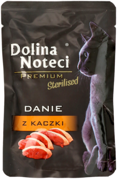 Czarna saszetka Dolina Noteci Premium, karma mokra dla sterylizowanych kotów, z kaczką i fioletowym kotem.