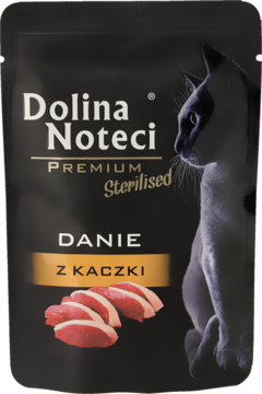 Mokra karma Dolina Noteci Premium Sterilised Danie z Kaczki, czarna saszetka z kotem i mięsem kaczki, widok z przodu.