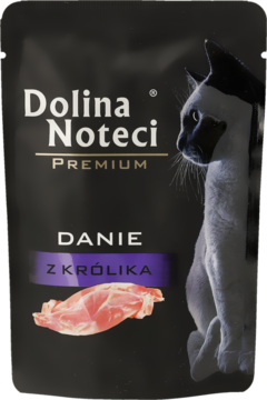 Czarna saszetka Dolina Noteci Premium, mokra karma dla kota, danie z królika, z białym kotem i grafiką mięsa.