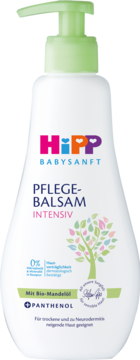 Biała butelka balsamu HiPP Babysanft Sensitive z zieloną pompką, widok z przodu, z bio-olejem migdałowym i pantenolem.