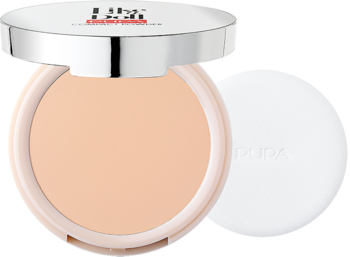 Otwarty puder matujący Pupa Like a Doll w jasnobeżowym kompakcie, z gąbeczką obok. Widok z przodu.