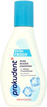 Biała butelka koncentratu Prokudent Extra Frisch do płukania ust 125ml z niebieskim korkiem, widok z przodu.
