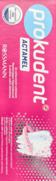 Różowe opakowanie pasty Prokudent Actamel, widok z przodu, logo Rossmann i ikona zęba, certyfikat "Microplastic Free".