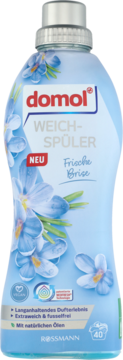 Płyn Domol Weichspüler Frische Brise w błękitnej butelce, widok z przodu, kwiaty na etykiecie.