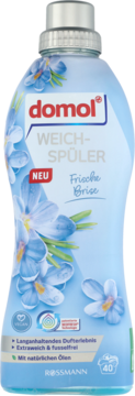 Płyn Domol Weichspüler Frische Brise w błękitnej butelce, widok z przodu, kwiaty na etykiecie.