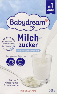 Frontalny widok biało-niebieskiego kartonu Babydream Milchzucker dla dzieci i dorosłych, z mlekiem i łyżeczką.