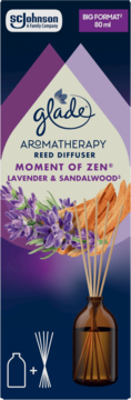 Pionowe opakowanie Glade Aromatherapy Moment of Zen 80ml, lawenda i drzewo sandałowe, z butelką i patyczkami.