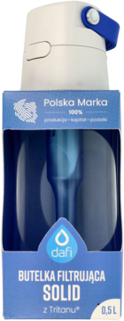 Biało-niebieska butelka filtrująca Dafi SOLID z Tritanu 0,5L w niebieskim opakowaniu, widok z przodu.