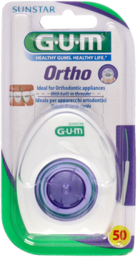 GUM Ortho nić dentystyczna z wbudowaną przewleczką, w białej obudowie, w przezroczystym opakowaniu.