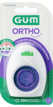 GUM ORTHO nić dentystyczna z przewleczką do aparatów ortodontycznych w biało-fioletowym opakowaniu blistrowym.