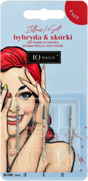 Zestaw IQ NAILS: 3 frezy do hybrydy i skórek (z kolorowymi paskami), w niebieskim blisterze z pop-artową kobietą.