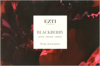 Wosk sojowy EZTI Blackberry w ciemnym pudełku z białym napisem, tło w czerwone kwiatowo-owocowe wzory.
