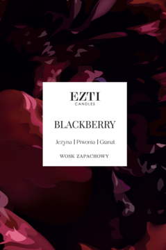 Biała etykieta wosku zapachowego EZTI CANDLES BLACKBERRY, jeżyna, piwonia, granat, na ciemnym kwiatowym tle.