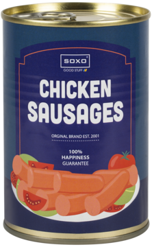 Metalowa puszka "Chicken Sausages" z granatową etykietą, czerwonym tekstem i obrazkiem kiełbasek. Prank.
