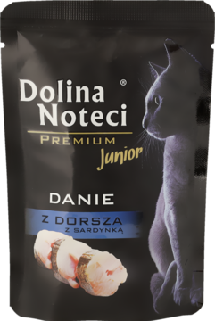 Czarna saszetka karmy dla kociąt Dolina Noteci Junior, dorsz z sardynką, z białym kotem i rybami. Widok z przodu.