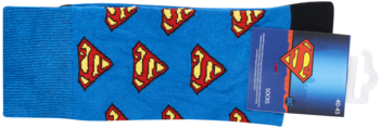 Niebieskie męskie skarpetki z powtarzającym się żółto-czerwonym logo Superman, z widoczną metką produktu.