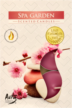 Opakowanie świec SPA GARDEN Scented Candles z różowymi kwiatami wiśni i kamieniami, częściowo zasłonięte fioletowym płomieniem.