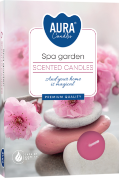 Białe opakowanie świec zapachowych AURA "Spa garden" z różowymi kwiatami wiśni, kamieniami i różową świeczką.