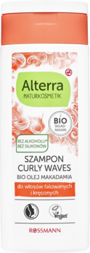 Biała butelka szamponu Alterra Curly Waves z bio olejem makadamia, widok z przodu. Do włosów kręconych, bez alkoholu.