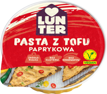 Lunter Pasta z Tofu Paprykowa, okrągłe czerwone opakowanie. Na wieczku tosty z pastą i chili. Bez glutenu.