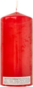 Czerwona świeca pieńkowa 150x70 mm, widok z przodu, z widocznym knotem i etykietą na dole.