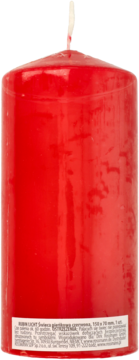 Czerwona świeca pieńkowa 150x70 mm, widok z przodu, z widocznym knotem i etykietą na dole.