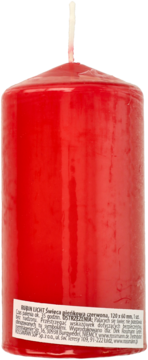 Czerwona świeca pieńkowa 120x60 mm, zbliżenie z przodu. Widoczny knot i etykieta z danymi produktu.