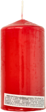 Czerwona świeca pieńkowa 120x60 mm, zbliżenie z przodu. Widoczny knot i etykieta z danymi produktu.