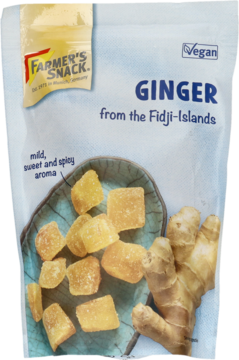 Suszony imbir Farmer's Snack z Fidji w niebiesko-białej torebce, z widokiem kostek i świeżego korzenia imbiru.