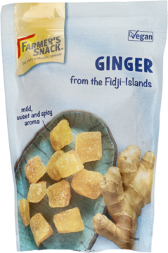 Suszony imbir Farmer's Snack z Fidji w niebiesko-białej torebce, z widokiem kostek i świeżego korzenia imbiru.