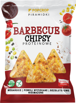 Biało-czerwone opakowanie Popcrop Piramidki Barbecue Proteinowe Chipsy, z trzema trójkątnymi chipsami na froncie.