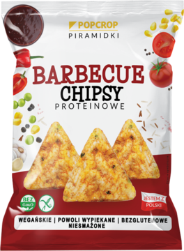 Biało-czerwone opakowanie Popcrop Piramidki Barbecue Proteinowe Chipsy, z trzema trójkątnymi chipsami na froncie.