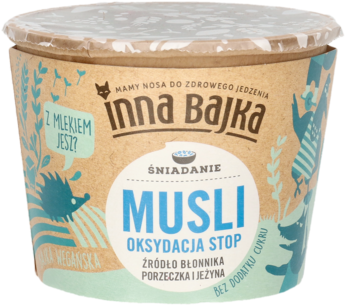 Brązowy kubek musli inna Bajka z ilustracjami, napisem "Musli", porzeczką, jeżyną i "bez cukru".