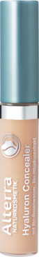 Alterra Hyaluron Concealer w odcieniu Medium. Jasnobeżowa tubka z metalową, błękitną nakrętką, przód.