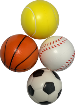 Cztery miękkie piłki sportowe 10 cm: tenisowa, koszykowa, baseballowa, piłka nożna, ułożone w stos.