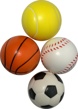 Cztery miękkie piłki sportowe 10 cm: tenisowa, koszykowa, baseballowa, piłka nożna, ułożone w stos.