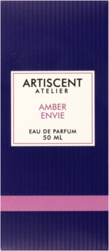 Granatowe pudełko perfum Artiscent Atelier Amber Envie 50ml, z białym panelem i różowymi detalami, widok z przodu.