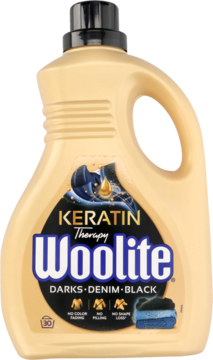 Beżowa butelka płynu Woolite Keratin Therapy do prania ciemnych tkanin i jeansów, widok z przodu.