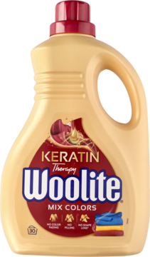 Złota butelka płynu Woolite Keratin Therapy Mix Colors do prania tkanin, z czerwoną nakrętką, widok przód.