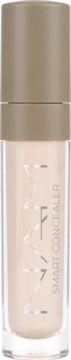 Smart Concealer NAM w jasnym, beżowym odcieniu, w przezroczystej butelce z matową nakrętką, widok z przodu.