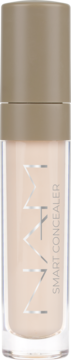 Wegański korektor NAM Smart Concealer w jasnobeżowej barwie, przezroczysta butelka z beżową nakrętką, pionowy widok.