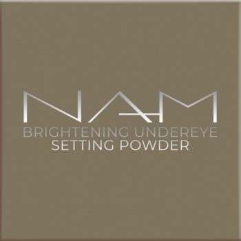 NAM Brightening Undereye Setting Powder w taupe opakowaniu, srebrne napisy, widok z przodu.