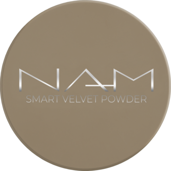 Beżowy puder sypki NAM SMART VELVET POWDER, okrągłe opakowanie z srebrnym napisem, widok z góry.