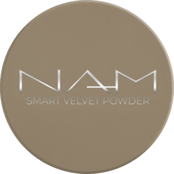 Beżowy puder sypki NAM SMART VELVET POWDER, okrągłe opakowanie z srebrnym napisem, widok z góry.