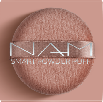 Różowo-beżowy, okrągły puszek do pudru NAM Smart Powder Puff z satynową opaską, widok z góry.