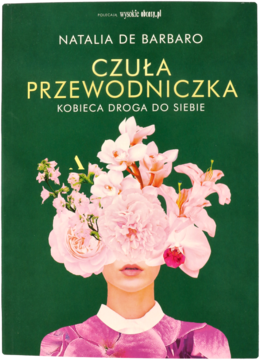 Książka "Czuła Przewodniczka" Natalii de Barbaro. Zielona okładka, kobieta z różowo-białymi kwiatami na twarzy.